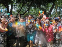 Serunya Warga Main Basah-basahan Songkran di Kedubes Thailand
