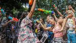 Serunya Warga Main Basah-basahan Songkran di Kedubes Thailand