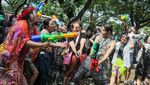 Serunya Warga Main Basah-basahan Songkran di Kedubes Thailand
