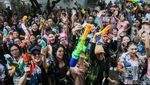 Serunya Warga Main Basah-basahan Songkran di Kedubes Thailand
