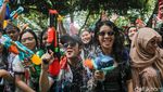 Serunya Warga Main Basah-basahan Songkran di Kedubes Thailand