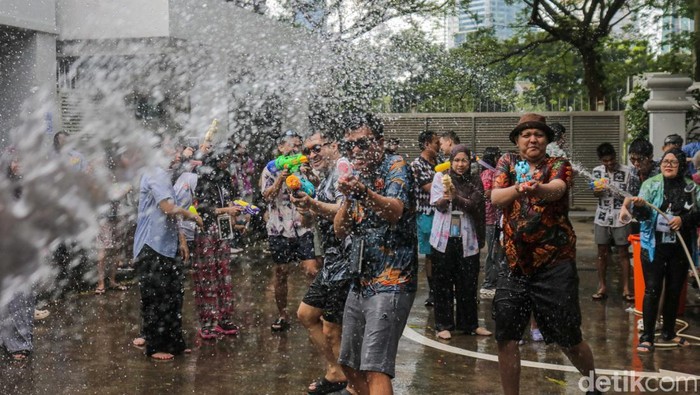 Antusias warga mengikuti tradisi basah-basahan dalam perayaan Songkran Festival di Kedutaan Besar Thailand, Jakarta, Sabtu (18/4/2026). Acara ini menjadi magnet bagi masyarakat yang ingin merasakan suasana khas Tahun Baru Thailand.