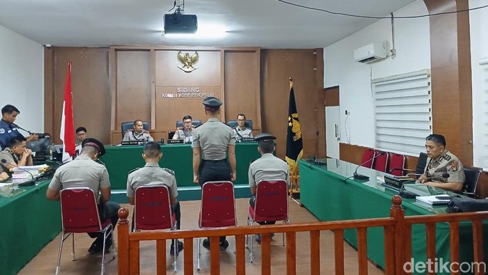 Sidang putusan Komisi Kode Etik Profesi (KKEP) Polda Kepri terhadap empat bintara terkait kasus penganiayaan Bripda NS, Jumat (17/4).