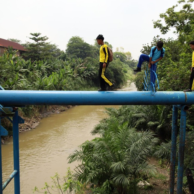 Siswa di Medan Nekat Lewati Pipa Air untuk ke Sekolah