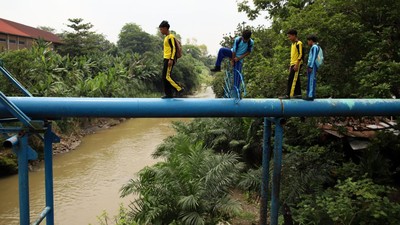 Siswa di Medan Nekat Lewati Pipa Air untuk ke Sekolah