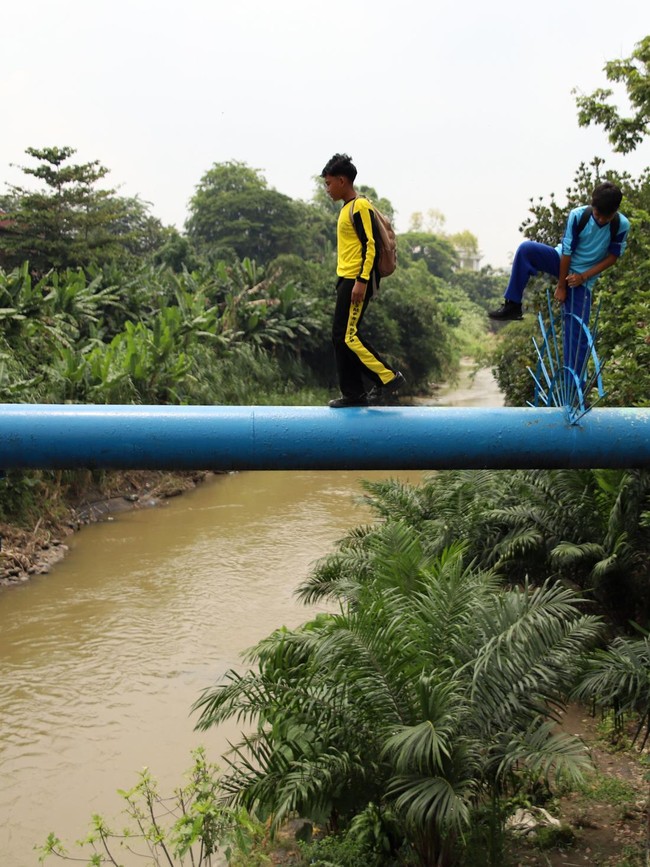 Siswa di Medan Nekat Lewati Pipa Air untuk ke Sekolah