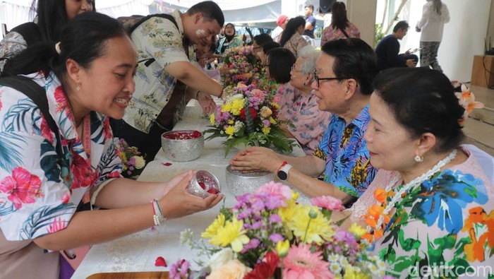 Pengunjung memadati Kedutaan Besar Thailand dalam gelaran Songkran Festival 2026 di Jakarta, Sabtu (18/4/2026). Antusiasme warga terlihat sejak pagi hari untuk merasakan langsung perayaan tradisi khas Negeri Gajah Putih tersebut.