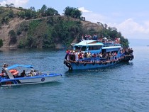 Pencarian Korban Tenggelam Dihentikan, Keluarga Gelar Doa Bersama di Danau Toba