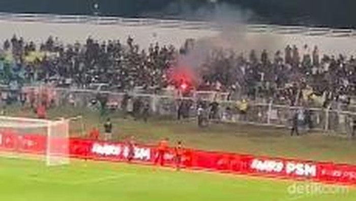 Suporter menyalakan flare usai PSM Makassar dikalahkan di kandangnya oleh Borneo FC Samarinda di Stadion Gelora BJ Habibie.