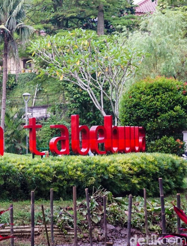 Taman Tabebuya Jadi Ruang Santai di Tengah Kota