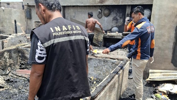 Tim Inafis Polrestabes Medan melakukan olah TKP di lokasi kebakaran. (dok. Polsek Sunggal)