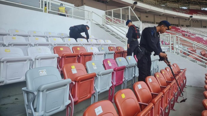 Tim Jibom Gegana Brimob Polda Metro Jaya melakukan sterilisasi memastikan keamanan Stadion GBK jelang Clash of Legends, Sabtu (18/4/2026).