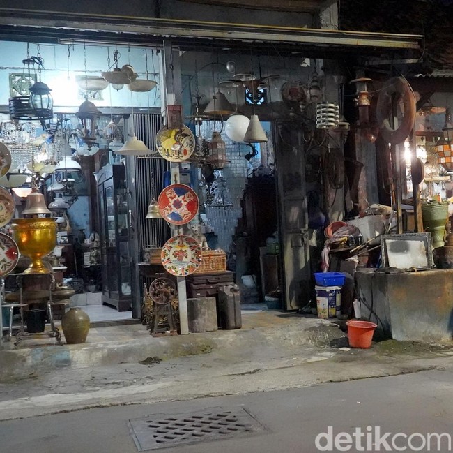 Toko Antik Jalan Patmosusastro, Bertahan di Tengah Gempuran Zaman