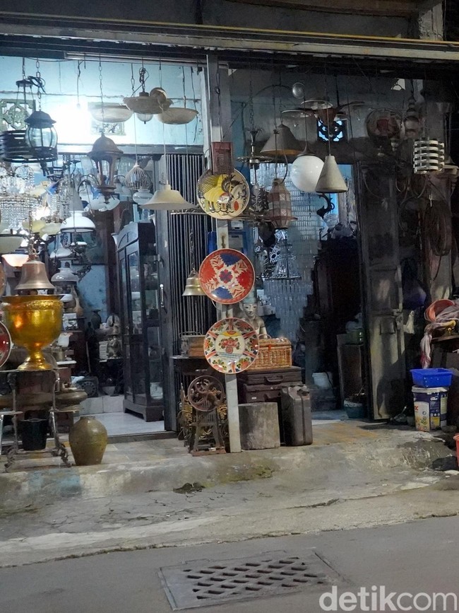 Toko Antik Jalan Patmosusastro, Bertahan di Tengah Gempuran Zaman