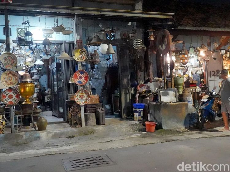 Toko Antik Jalan Patmosusastro, Bertahan di Tengah Gempuran Zaman