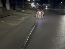 Mati Terlindas Mobil, Ular Piton 6 Meter di Kendari Diseret Pakai Motor