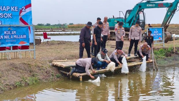 Wakapolda Metro Jaya Brigjen Dekananto menebar benih ikan di Bekasi.