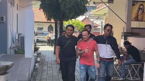 Proses penanganan WNA Inggris (baju merah) yang berulah di kawasan Renon, Denpasar oleh pihak imigrasi. Dokumentasi istimewa.