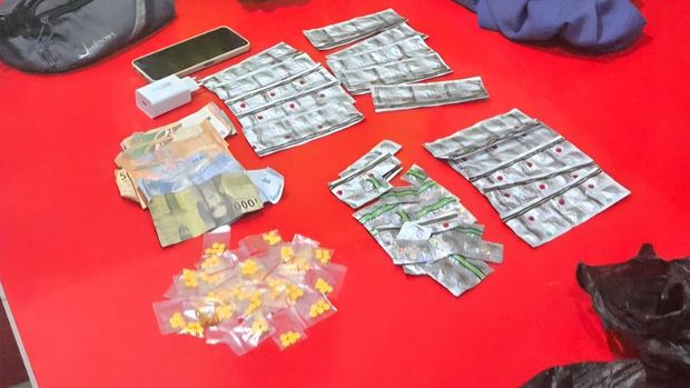 Polisi menangkap tiga orang diduga pengedar obat keras ilegal di Citereup, Kabupaten Bogor, Jawa Barat. Sebanyak 256 butir tramadol, eximer dan thrirex disita.