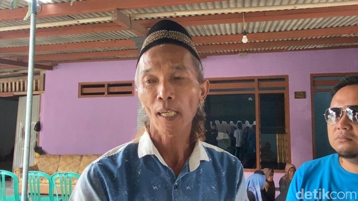 Adik korban, Riyanto di rumah duka Desa Jeblog Kecematan Talun, Blitar