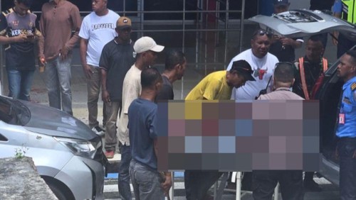 Ketua DPC Partai Golkar Maluku Tenggara, Agrapinus Rumatora, meninggal dunia setelah ditikam di Bandara. Dua terduga pelaku telah ditangkap.