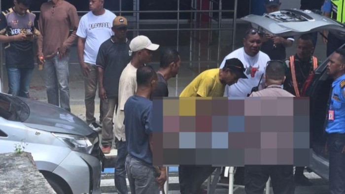Ketua DPC Partai Golkar Maluku Tenggara, Agrapinus Rumatora, meninggal dunia setelah ditikam di Bandara. Dua terduga pelaku telah ditangkap.