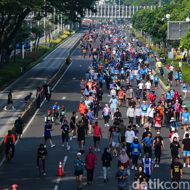 Akhir Pekan Cerah, Warga Ramaikan CFD Jakarta