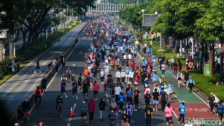 Akhir Pekan Cerah, Warga Ramaikan CFD Jakarta