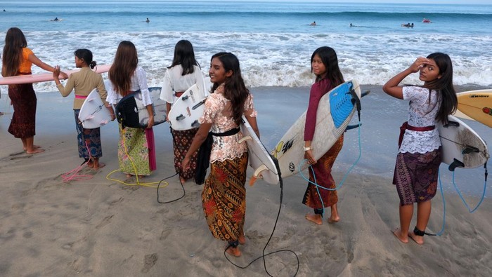 Peselancar perempuan mengikuti Kartini Go Surf 2026 di Pantai Kuta, Badung, Bali, Minggu (19/4/2026). Kegiatan berselancar mengenakan kebaya tersebut diikuti 20 peserta dengan enam di antaranya penyandang tunarungu dan satu warga negara Jepang sebagai perayaan memperingati Hari Kartini. ANTARA FOTO/Nyoman Hendra Wibowo/hma