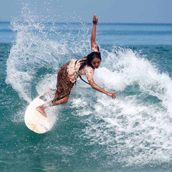 Aksi Peselancar Berkebaya Tunjukkan Semangat Kartini di Laut