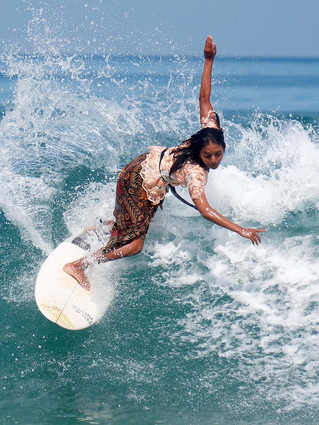 Aksi Peselancar Berkebaya Tunjukkan Semangat Kartini di Laut