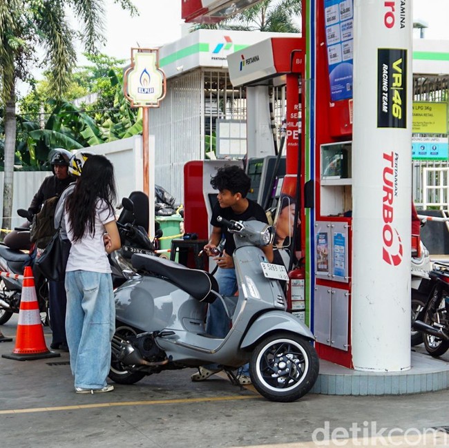 Aktivitas di SPBU Saat Harga BBM Nonsubsidi Naik Tajam