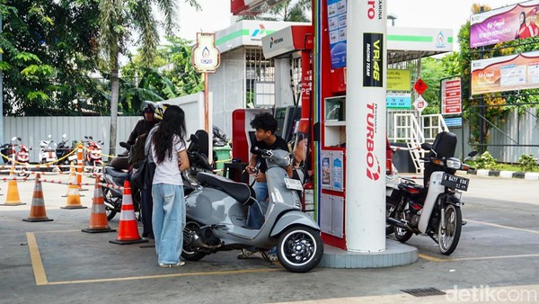 Aktivitas di SPBU Saat Harga BBM Nonsubsidi Naik Tajam