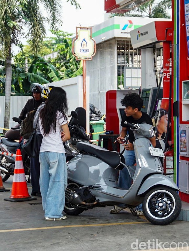 Aktivitas di SPBU Saat Harga BBM Nonsubsidi Naik Tajam