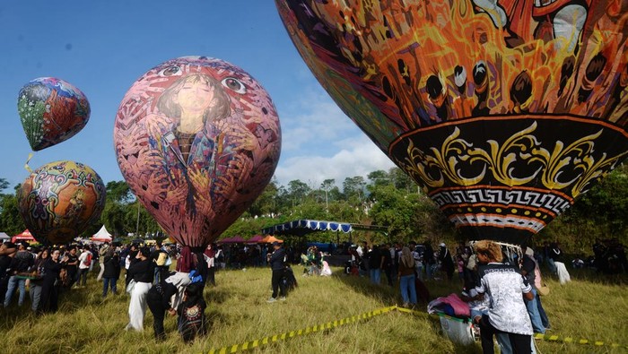 Pengunjung berada di dekat balon udara yang akan diterbangkan pada Festival Balon Udara Boyolali 2026 di lereng Gunung Merapi, Cluntang, Musuk, Boyolali, Jawa Tengah, Sabtu (18/4/2026). Festival yang diadakan pertama kali tersebut bertujuan untuk memberikan edukasi tentang larangan menerbangkan balon udara secara liar karena berbahaya bagi pesawat serta untuk meningkatkan kunjungan wisata di Kabupaten Boyolali. ANTARA FOTO/Aloysius Jarot Nugroho/YU