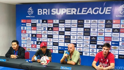 Johnny Jansen didampingi Joao Ferrari usai pertandingan Bali United melawan Malut United, Minggu (19/4/2026). /Krisna Pradipta