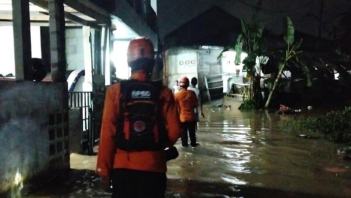 Dua sungai meluap imbas hujan deras hingga membanjiri 30 unit rumah Laladon, Kecamatan Ciomas, Kabupaten Bogor, Minggu (19/4/2026). Ketinggian banjir mencapai 1 meter.