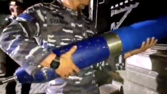 TNI AL mengangkat benda mirip rudal ke truk untuk dibawa ke Markas Kodaeral VI Makassar untuk diteliti lebih lanjut.  ANTARA/Darwin Fatir.