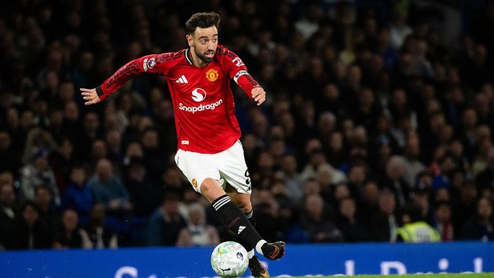LONDON, ENGLAND - APRIL 18: Bruno Fernandes of Manchester United in action during the Premier League match between Chelsea and Manchester United at Stamford Bridge on April 18, 2026 in London, England. (Photo by Ash Donelon/Manchester United via Gett