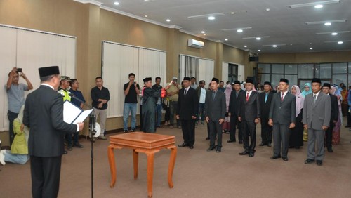 Bupati Bima, Ady Mahyudi, melantik 10 pejabat eselon II di ruang rapat utama kantor bupati Bima, Sabtu (18/4/2026) malam. (Foto: Dok. Humas Pemkab Bima)