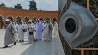 Jamaah calon haji melakukan simulasi tawaf di Al Mahmudah Manasik Training Center, Tangerang Selatan, Banten. Foto: ANTARA FOTO/Putra M. Akbar