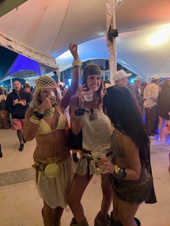 Kami bertemu beberapa teman Lucinda di sana, dan mereka berkata, Ayo masuk ke area artis. Ada akses umum, VIP, kami punya VIP, dan kemudian ada kartu akses artis, yang satu tingkat lebih tinggi dari itu. Mereka berkata, Ikut saja dengan kami, menyelinap melalui gerbang, dan masuk tanpa undangan, katanya. Foto: Instagram @charleenmurphy