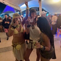 Kami bertemu beberapa teman Lucinda di sana, dan mereka berkata, Ayo masuk ke area artis. Ada akses umum, VIP, kami punya VIP, dan kemudian ada kartu akses artis, yang satu tingkat lebih tinggi dari itu. Mereka berkata, Ikut saja dengan kami, menyelinap melalui gerbang, dan masuk tanpa undangan, katanya. Foto: Instagram @charleenmurphy