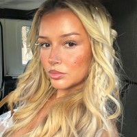 Charleen menghadiri akhir pekan pertama festival musik tersebut bersama sekelompok teman, termasuk mantan bintang Love Island, Lucinda Strafford. Dalam foto, ia terlihat menikmati acara, termasuk saat menonton Justin Bieber. Foto: Instagram @charleenmurphy