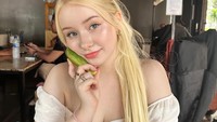 Dasha Gartman mengungkapkan salah satu alasan betah di Indonesia. Aku suka bonteng (timun). Di Indonesia murah bonteng, di warung semua ada, katanya. (Foto: dok Instagram bulebarbie_official)