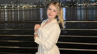 Dasha Gartman punya 6 juta pengikut di Instagram. Ia beberapa kali wara-wiri di acara TV Indonesia menjadi bintang tamu dan bahkan pernah nge-host untuk programnya sendiri. (Foto: dok Instagram bulebarbie_official)