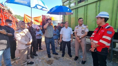 Deputi Bidang Karantina Hewan Barantin, Sriyanto, bersama Kepala Balai Karantina NTB, Ina Soelistyani, mengecek pengiriman sapi di Pelabuhan Gili Mas, Lembar, Lombok Barat. (Foto: Balai Karantina NTB)