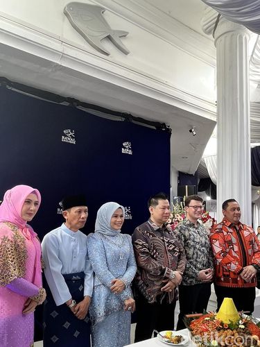 Deretan hijab termahal di dunia karya eksklusif bertabur kristal Swarovski, Bawal Exclusive. Simbol kemewahan dan seni tanpa duplikasi. Deretan hijab termahal di dunia karya eksklusif bertabur kristal Swarovski, Bawal Exclusive. Simbol kemewahan dan seni tanpa duplikasi.