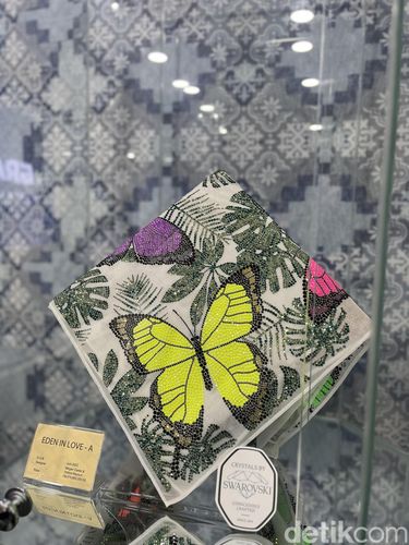 Deretan hijab termahal di dunia karya eksklusif bertabur kristal Swarovski, Bawal Exclusive. Simbol kemewahan dan seni tanpa duplikasi. Deretan hijab termahal di dunia karya eksklusif bertabur kristal Swarovski, Bawal Exclusive. Simbol kemewahan dan seni tanpa duplikasi.