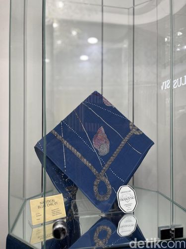 Deretan hijab termahal di dunia karya eksklusif bertabur kristal Swarovski, Bawal Exclusive. Simbol kemewahan dan seni tanpa duplikasi. Deretan hijab termahal di dunia karya eksklusif bertabur kristal Swarovski, Bawal Exclusive. Simbol kemewahan dan seni tanpa duplikasi.